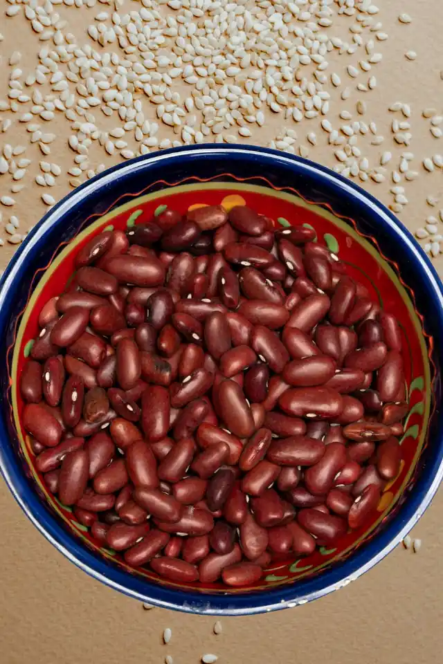 Frijoles rojos y sésamo con cebollas verdes en un plato ayurvédico vegetariano, nutritivo, vegano y saludable.